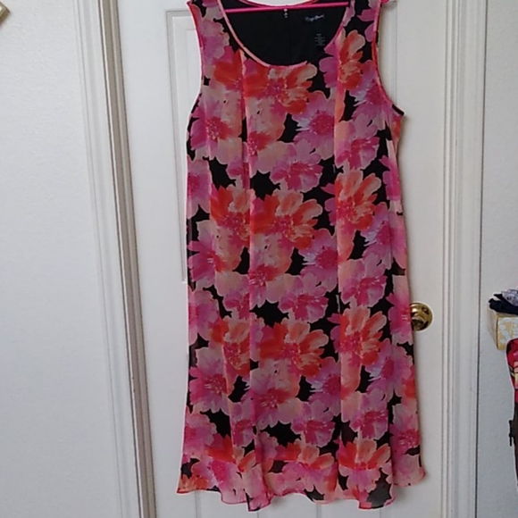 Maggie Barnes Dresses & Skirts - Beautiful floral dress